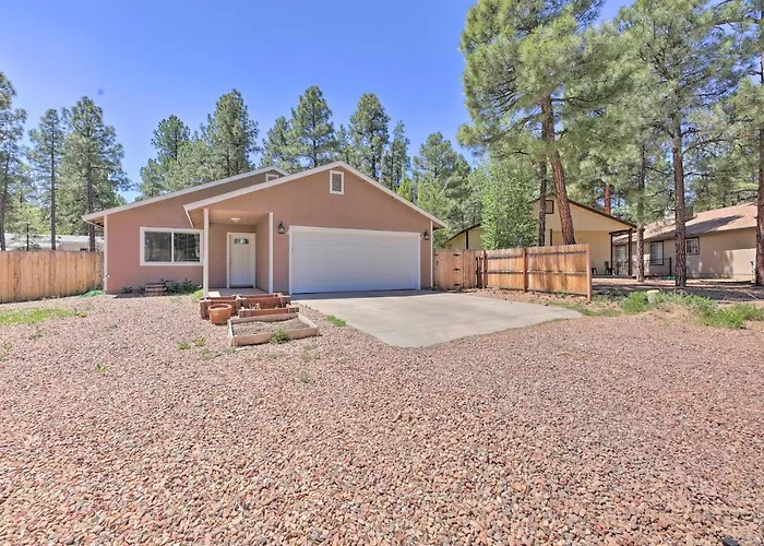Holiday home Fenced Yard, Fire Pit: Quiet Show Home! Show Low
