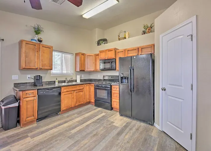 Fenced Yard, Fire Pit: Quiet Show Home!