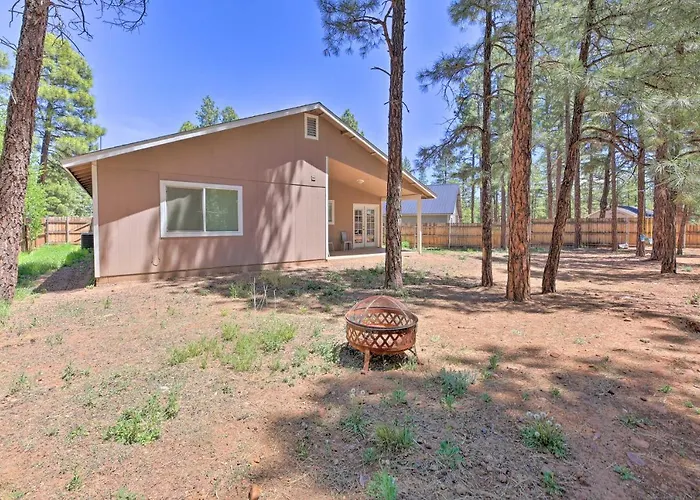 Fenced Yard, Fire Pit: Quiet Show Home! Holiday home *