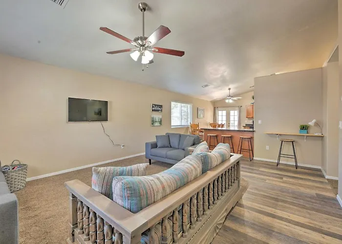 Holiday home Fenced Yard, Fire Pit: Quiet Show Home! *