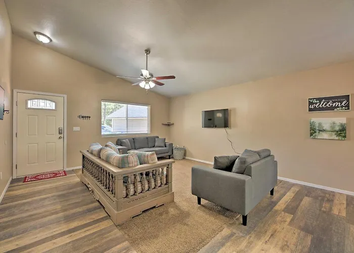 Holiday home Fenced Yard, Fire Pit: Quiet Show Home!