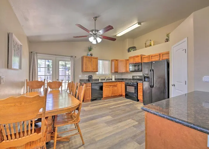 Fenced Yard, Fire Pit: Quiet Show Home!