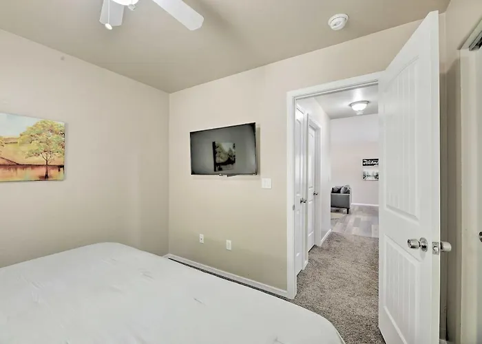 Fenced Yard, Fire Pit: Quiet Show Home! Holiday home
