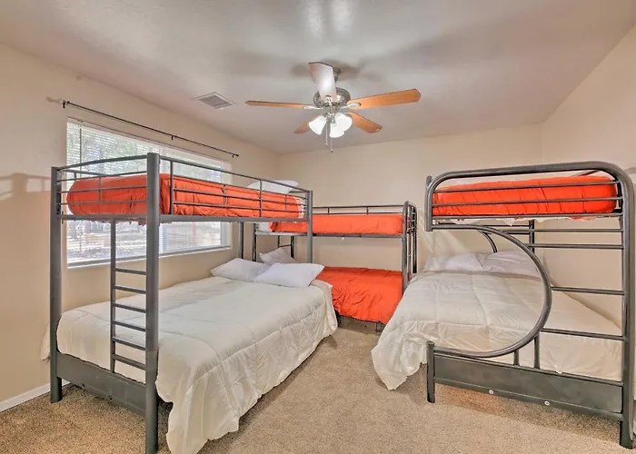 Fenced Yard, Fire Pit: Quiet Show Home! Holiday home *