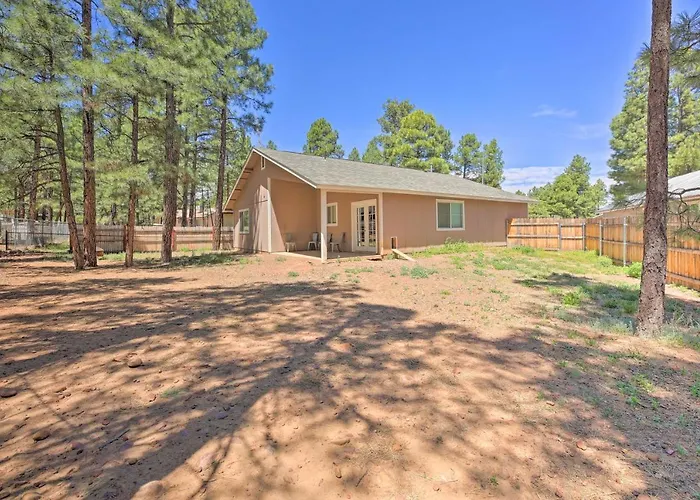 Holiday home Fenced Yard, Fire Pit: Quiet Show Home! *