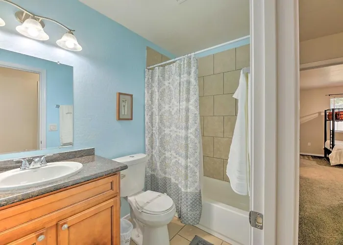 Holiday home Fenced Yard, Fire Pit: Quiet Show Home! Show Low
