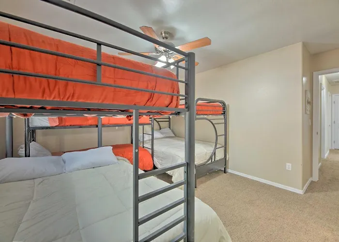 Fenced Yard, Fire Pit: Quiet Show Home! Holiday home