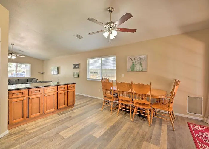 Fenced Yard, Fire Pit: Quiet Show Home! Holiday home *