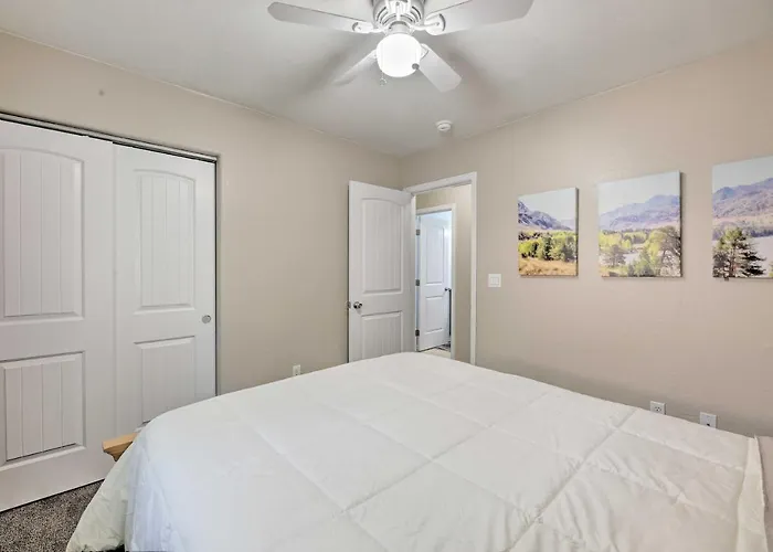 Fenced Yard, Fire Pit: Quiet Show Home! Show Low