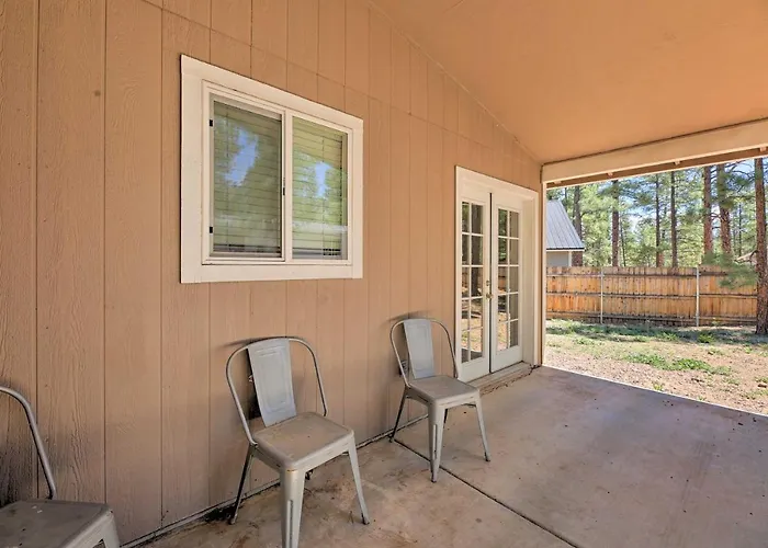 Fenced Yard, Fire Pit: Quiet Show Home! Holiday home *