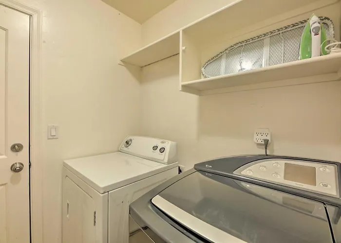 Holiday home Fenced Yard, Fire Pit: Quiet Show Home!