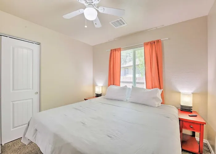 Holiday home Fenced Yard, Fire Pit: Quiet Show Home!