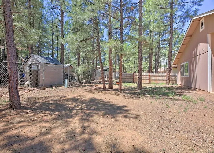Holiday home Fenced Yard, Fire Pit: Quiet Show Home!